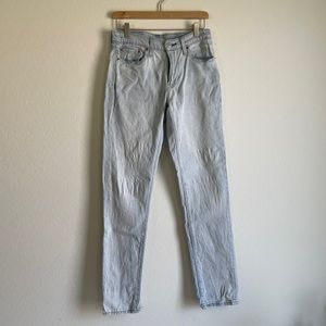Levi’s | light wash blue Jean slim leg mid rise size 28
